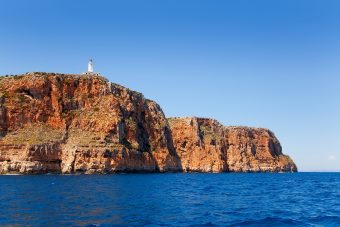 El Pilar de la Mola liegt auf dem Kalkplateau La Mola, eine Halbinsel im Osten Formenteras.