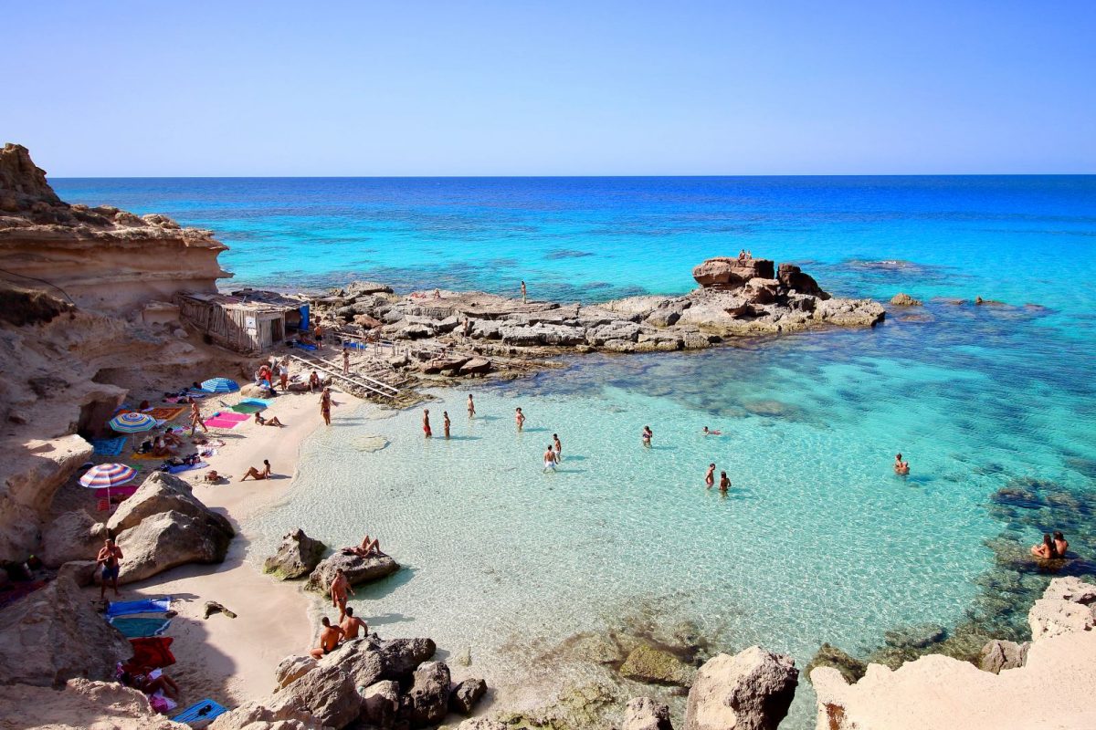 Hinter dem düsteren Namen „Todesbucht“ verbirgt sich ein rauer, beeindruckender Ort im Südosten von Formentera, der sich halbkreisförmig um eine ausgehöhlte Steilküste legt.