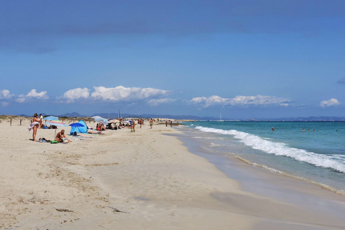 Die Playa de Levante befindet sich im Nordosten von Formentera und ist etwa drei Kilometer von Es Pujols entfernt. Der weitläufige Strand liegt nur wenige Meter von der Playa ses Illetes entfernt, ist aber viel ruhiger als diese.