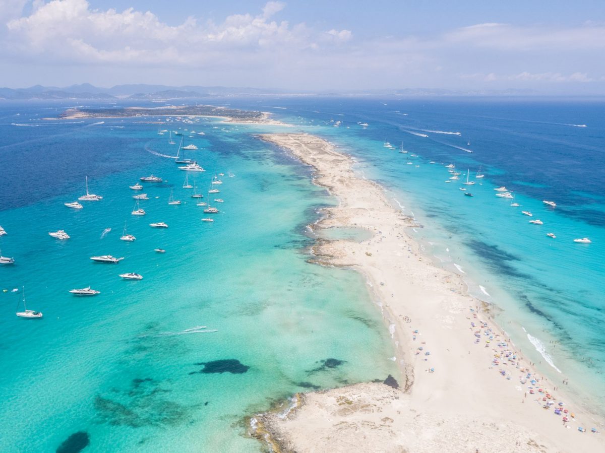 Formentera, das ist Karibik-Flair und glasklares, seichtes Meer in den schönsten Blautönen. Die naturbelassenen Strände der Insel stehen dem in nichts nach.