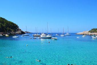 Wer Formentera liebt, sollte sich die Bootsvermietungen auf der Insel ansehen und mit einem Boot von Bucht zu Bucht und von Hafen zu Hafen zu fahren.