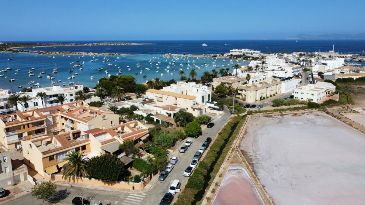 Willkommen auf Formentera, einem verborgenen Juwel der Balearen! Diese Seite ist Ihr ultimativer Leitfaden, um die faszinierendsten Sehenswürdigkeiten der Insel zu entdecken