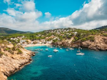 Ibiza ist eine weltberühmte Insel im Mittelmeer und gehört zu den Balearischen Inseln.